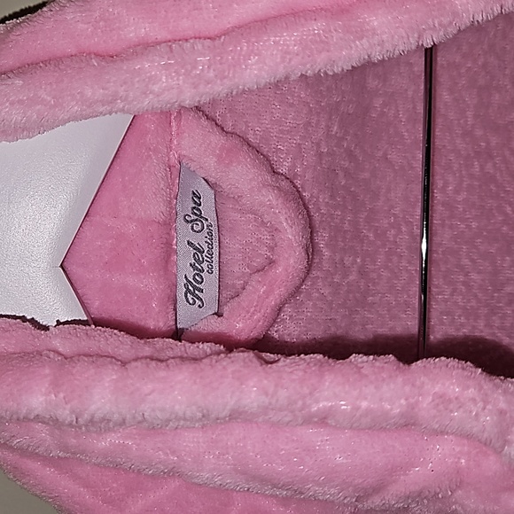 Soft pink robe - Picture 2 of 4